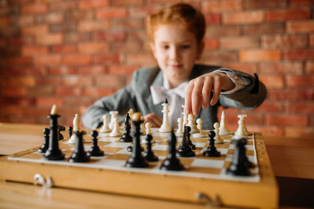 fillette intelligente jouant aux échecs